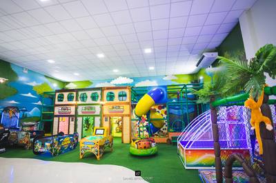 Simulador de corrida na área de brinquedos do buffet