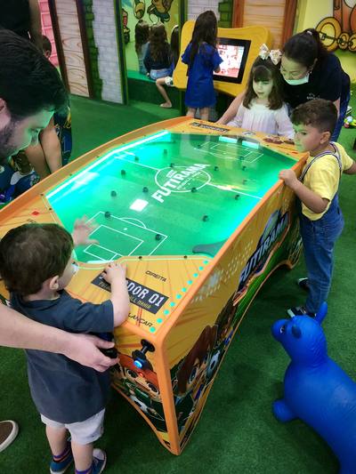 Cabine de futebol na área kids da festa infantil