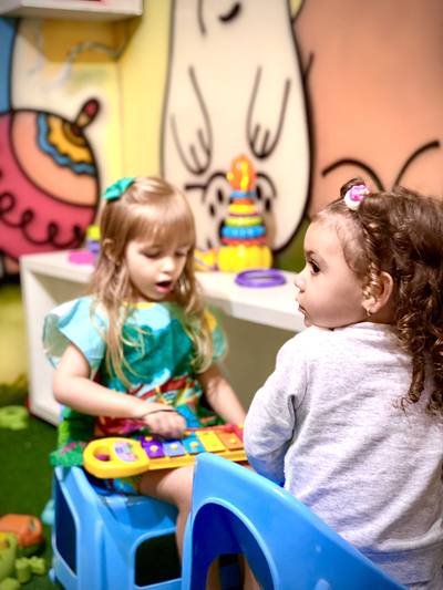 Crianças se divertindo nos brinquedos do buffet infantil