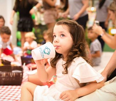 Momento piquenique com pipoca e batata frita na festa infantil