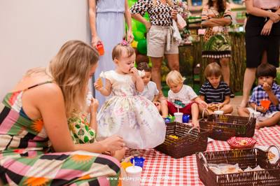Mesa de piquenique decorada para aniversário infantil