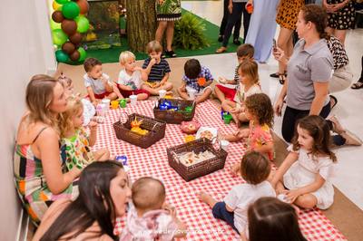 Crianças no momento piquenique do Animalitos Buffet